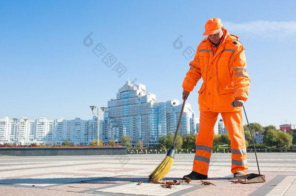 扫路车清洗用扫帚工具的市街