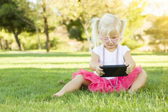 小女孩在玩手机的草