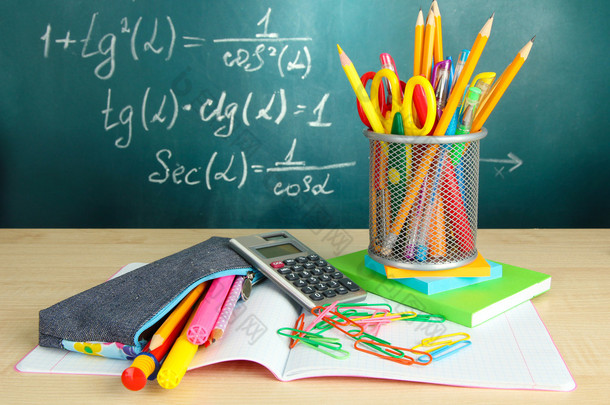 回校-黑板与上表的铅笔盒和学校设备
