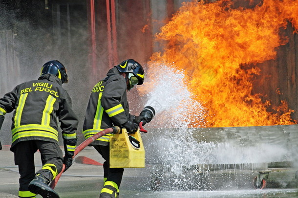 消防队员扑灭火灾危险在训练<strong>中</strong>，f 期间