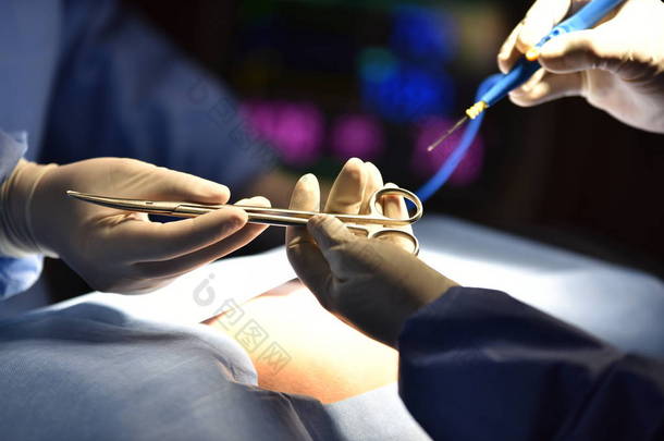 医疗团队在现代手术室进行外科手术。混合手术室的设备和医疗设备. 擦洗护士准备手术用的医疗器械.