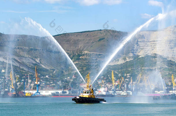 消防部门的救火船显示在港口港口 
