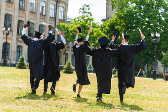 大学园走在海角上庆祝青年毕业学生的后观 学生种树