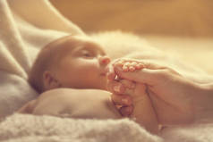 新生儿抱着母亲的手, 新出生的孩子和父母, 家庭的手, 孩子和女人