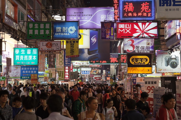 繁忙的街道市场在晚上。香港.