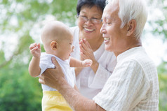 亚洲的爷爷奶奶和孙子一起玩
