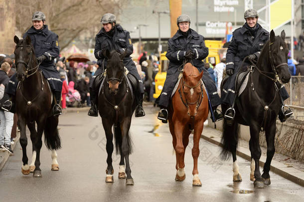 骑在马背上的警察打开狂欢节游行，斯图加特