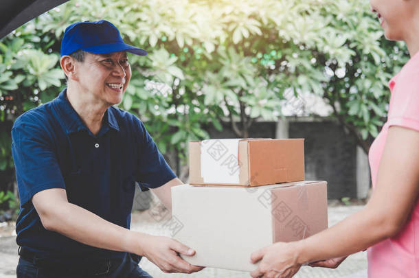 送货服务和服务意识, 妇女客户手从送货服务快递收到一个纸板箱包裹.