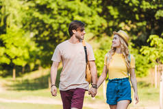 幸福情侣在夏日公园漫步在一起