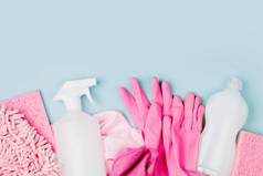 粉红的洗涤剂和清洁剂.清洁服务的概念。平躺在顶楼.