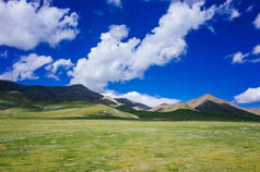 青海祁连附近的山地和草地景观