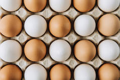 鸡蛋盒, 全帧拍摄的白色和棕色鸡蛋 