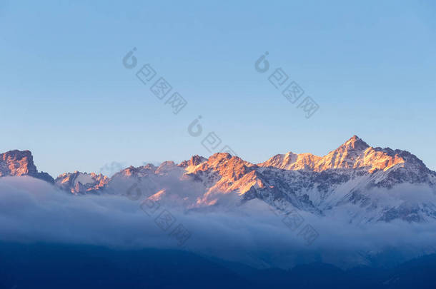 日出时的高峰, 金色的阳光照耀在天山山顶上