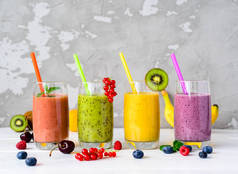 浆果和水果奶昔, 健康多汁的维生素饮料饮食或素食概念, 新鲜维生素, 自制清爽水果饮料