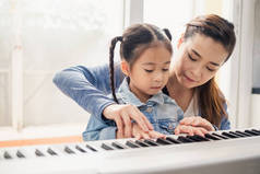 亚洲青年钢琴家老师教女生弹钢琴，音乐教育理念