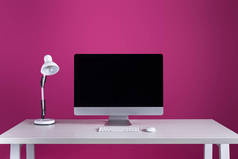 工作场所配备黑屏、键盘、电脑鼠标和灯的台式电脑