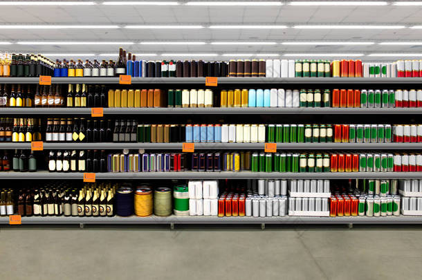 超市货架上的啤酒瓶，适合展示新的啤酒瓶和包装或标签