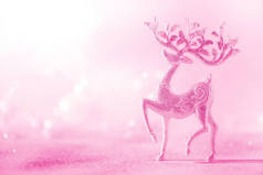银光闪闪的圣诞鹿用霓虹灯粉红背景，复制空间。 新年派对的贺卡。 节假日的概念。 横幅