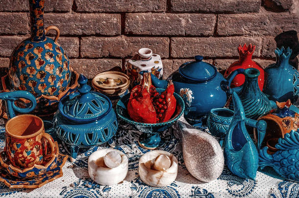 伊朗东部市场上的蓝色陶瓷民族菜肴