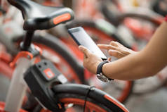 手用智能手机扫描城市共享自行车二维码