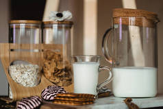 早餐吃雪花和一杯牛奶。健康食品的概念。暖色调图像。乡村风格