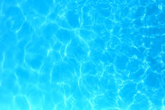 游泳池中的蓝色水波纹水细节背景