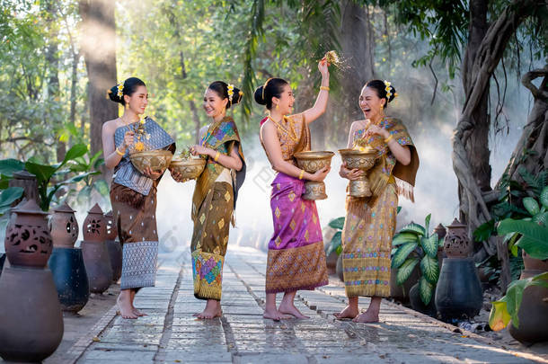 美丽的亚洲女子在传统节日泼水