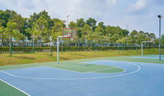 晴朗天空下的露天篮球场。健康的生活方式和运动背景。