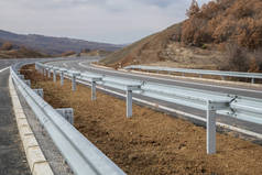 高速公路上无反光标志的钢护栏