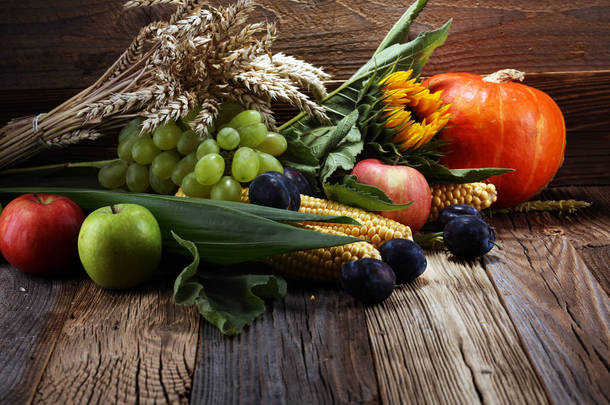 秋天的自然观。秋季水果和蔬菜在木头上。感恩节大餐