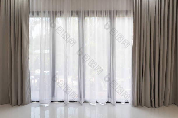 美丽的现代灰色和白色窗帘，在客厅里