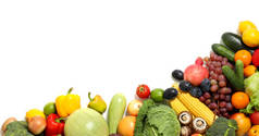 白色背景的新鲜有机水果和蔬菜的分类，上图