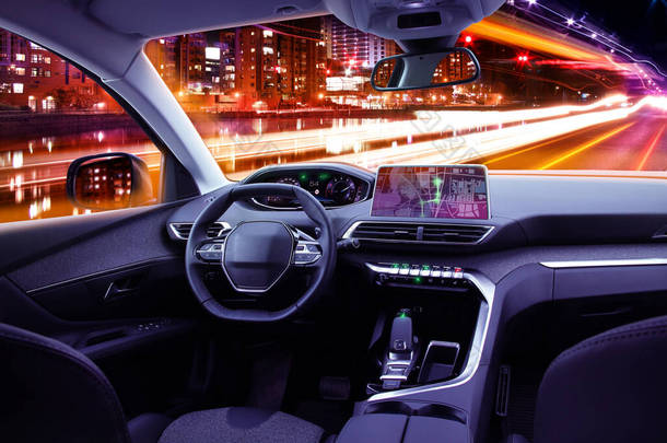 夜间交通、导航或自动驾驶概念中的现代驾驶舱内部