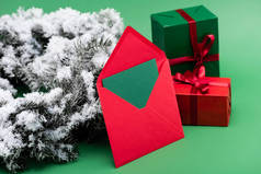 红包，礼品盒旁附有卡片，冷杉枝，绿雪点缀