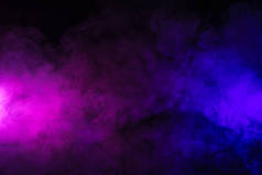 抽象黑色背景上的粉红色和紫色烟雾