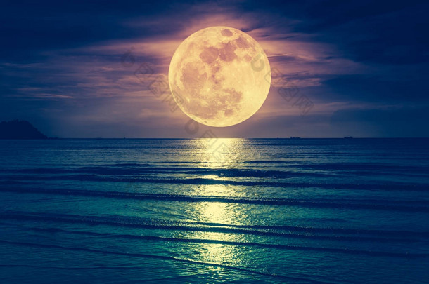 超级月亮。<strong>色彩斑斓</strong>的天空，云与海皎洁的月亮。宁静自然背景.