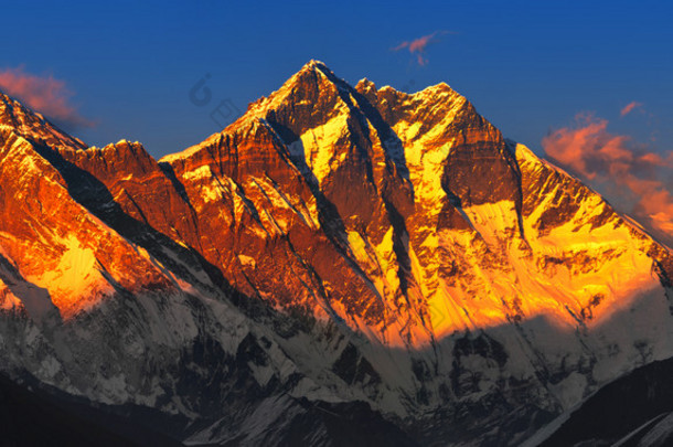 在日落时的珠穆朗玛峰