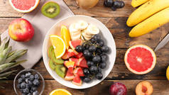 新鲜水果沙拉，配以香蕉、葡萄、柚子、橙子和蓝莓