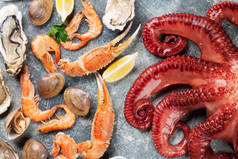 海鲜.章鱼, 牡蛎, 龙虾, 虾, 蛤蜊烹饪。顶部视图