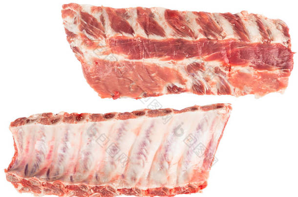 将生肉排骨与白色背景隔离.新鲜猪肉排骨做烤肉.排骨上的猪肉条.烤肉排骨隔在白葡萄酒上
