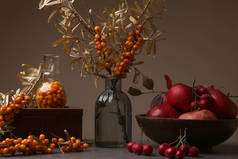 秋天还活着, 有沙棘、山浆果和苹果。内部各种浆果和水果的组成. 