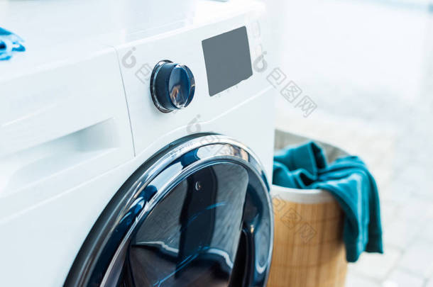 现代<strong>洗衣机</strong>和篮子在家里的特写视图