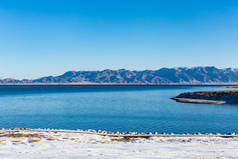  中国新疆伊犁雪山背景冰冻赛里木湖湖