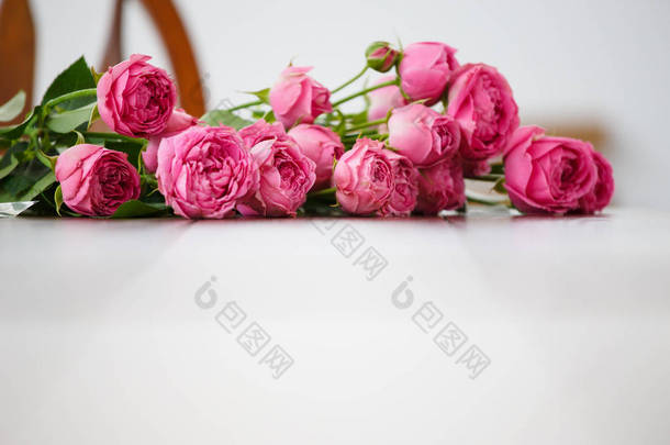 白色木桌上的粉红色花朵形象