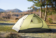 与在森林多彩色帐篷露营区。与在森林多彩色帐篷露营区.
