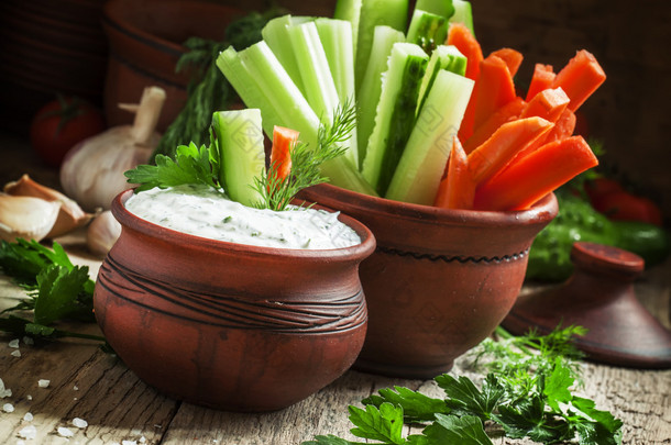 健康的零食 ︰ 芹菜、 黄瓜、 胡萝卜 