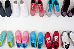 很多五颜六色的女式运动鞋。选择