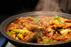在黑暗中关上美味的牛蛙火锅。中国菜。模糊的背景 
