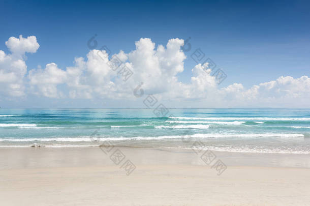 蓝色的水晶水和热带海滩惊人海景