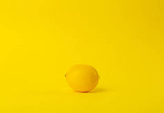 夏天和维生素的背景。 柠檬在黄色的背景上，mi